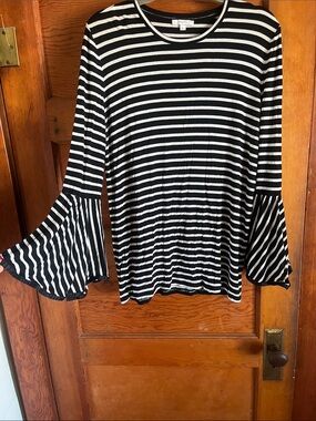 Striped Black & White Bell Sleeve Long Sleeve Top